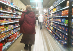 Ženu u marketu radnica GAĐALA HLJEBOM u glavu, a ona sada smišlja osvetu na društvenim mrežama