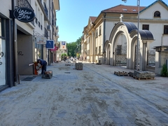 Popločavaju Ulicu patrijarha Pavla, radove će završiti do 30. juna (FOTO)