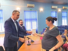 “Podrška pronatalitetnoj politici”  Za 165 ugljevičkih višečlanih porodica uručene Ponosne kartice