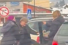Tuča žena izazvala zastoj u saobraćaju (VIDEO)