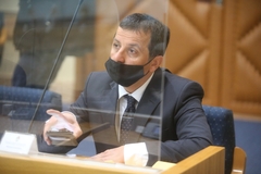 "Da ne biste izgorjeli" Vukanović poklonio ministrima u Narodnoj skupštini kremu za sunčanje