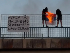 U Hrvatskoj zapaljena srpska zastava