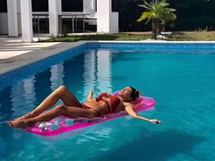 Nikolina Pišek uživa na bazenu kod bivšeg muža Dragane Mirković (VIDEO)