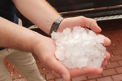 Jako nevrijeme u Banjaluci, led zabijelio dijelove grada (FOTO)