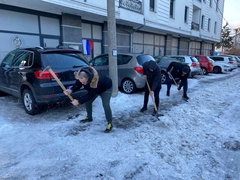Ledolomci iz Bijeljine: Odbornik SNSD-a i direktor FK “Radnik” čiste snijeg nakon što je gradonačelnik najavio kazne