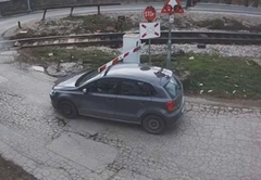 Nije se zaustavio na svjetlosne signale na pružnom prelazu, rampa se spustila na vozilo (VIDEO)