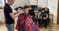 Humanost frizera iz Bijeljine: Bajramska frizura za liječenje učenice Selme Salkanović