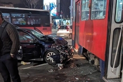 Auto u Beogradu se zakucao u tramvaj, dijelovi vozila svuda po putu
