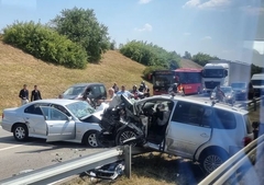 Stravična nesreća na auto-putu: Povrijeđeno čak 12 osoba, od kojih su VEĆINA DJECA, saobraćaj potpuno obustavljen 