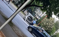 Udes u centru Banjaluke: Zapalio se auto, povrijeđena djevojčica
