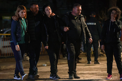 Roditelji formirali živi zid ispred bolnice: "Cijeli svijet zna zašto su nam djeca umrla" (VIDEO)