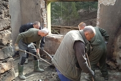 Bošnjaci, Srbi i Hrvati zajednički čiste zgarište nakon požara koji je progutao kuću starice 