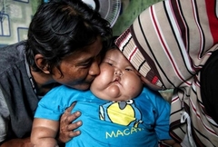 BEBA DŽIN Ima 16 mjeseci i 28 kilograma, nosi očevu odjeću (VIDEO)