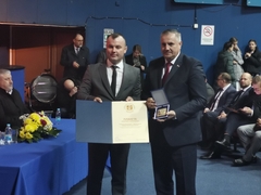 Srebrenica: Viškoviću uručena Plaketa sa zlatnim grbom opštine (FOTO)