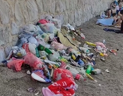 Snimak sa plaže u Sutomoru razbjesnio sve "Kokteli su za Instagram, a smeće koje ta "gospoda" bace nije (VIDEO)