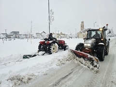Radnici ugljevičkog "Kompreda" čiste od snijega površine za pješake: Nephodna bezbjednost i nesmetano kretanje