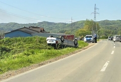 Udes na putu Bijeljina - Zvornik: Vozilo na krovu, intervenisali i vatrogasci
