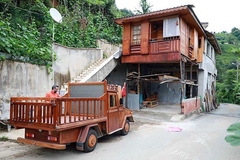 Stolar od starog automobila napravio drveni kamionet