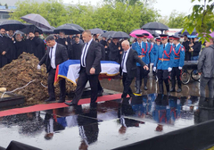 Uz najviše počasti i prelet helikoptera: Sahranjen Boban Kusturić