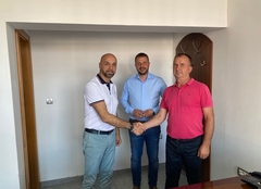 "Dar od srca" Kojadinović i Nešković doniraju novac za udžbenike osnovcima u Stanarima