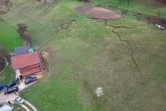 Alarmantno u Visokom: Ogromno klizište ugrožava kuću, zabranjena mehanizacija