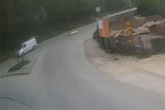 Bizarna scena u Srbiji: Mrtvački sanduk sa pokojnikom ispao iz kombija (VIDEO)