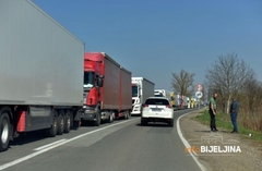 Usporen saobraćaj na putu Rača-Bijeljina zbog radova na oštećenju kolovoza i teretnih vozila
