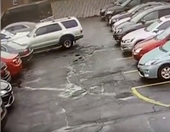 Pokušao je da isparkira svoj auto sa punog parkinga i napravio je karambol (VIDEO)