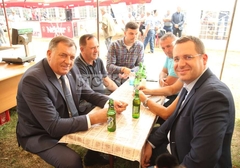 DODIK STIGAO NA KOČIĆEV ZBOR Sletio helikopterom pa pravo u kafanu