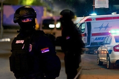 DRAMA U CENTRU BEOGRADA! Devojka iz BiH nožem napala policajca, on je ranio u NOGU