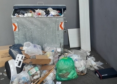 Otpad razbacan, niko ga ne odvozi: Mještani i "Komunalac" ne mogu se dogovoriti gdje da stoji kontejner