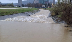 Ugljevik: Neprohodan lokalni put, na drugom se voda izliva na kolovoz (FOTO)