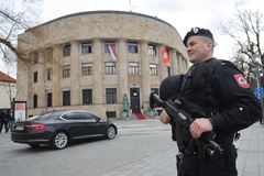 Policajci s dugim cijevima ponovo pred Palatom Republike (FOTO)