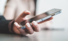 Naučnici otkrili zašto ne možete prestati da skrolujete telefon: Krivac nije slaba volja