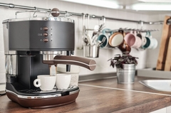 KOLIKO ČESTO TREBA DA ČISTIMO APARAT ZA KAFU: Moćna namirnica ukljanja kamenac i talog od kafe - aparat će biti kao nov