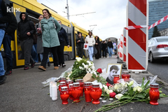 Građani se okupili kod tramvajske stanice da odaju počast žrtvama tragedije u Sarajevu