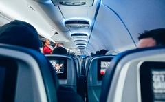 Nije znala da je trudna: Žena se porodila u avionu, saputnici joj pomogli