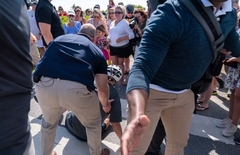 Predsjednik SAD Džo Bajden pao sa bicikla (VIDEO)