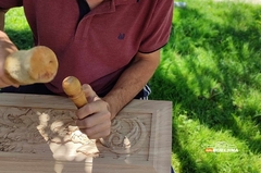 Pravnik iz Bijeljine olovku zamijenio dlijetom: Umjetnošću ukrasio mnoge kuće i hramove (FOTO)