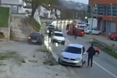 Haos u Velikoj Kladuši: Maloljetnik nakon tuče autom nasrnuo na ljude (VIDEO)