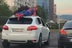 Sarajevski "Spajdermen" došao s mora pa dobio kaznu nakon vožnje na krovu