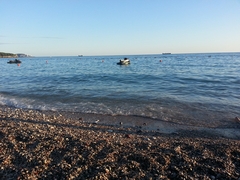 Šta se dešava u Sutomoru? Tuče i incidenti svako veče, kukaju i lokalci i turisti, a zakupci plaža se drže za glavu