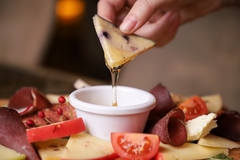 Jedete sir pred spavanje? Evo zašto vam se možda sanjaju noćne more