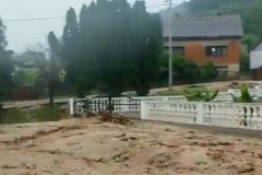 Snažno nevrijeme u Hrvatskoj, bujica "divljala" ulicom