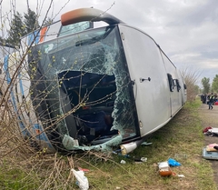 Autobus iz Srbije prevrnuo se u Mađarskoj: Vatrogasci izvlačili putnike, povrijeđena i djeca (FOTO)