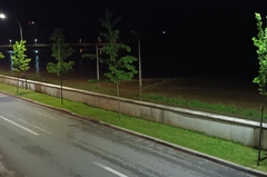 Una sije strah u Dubici: Voda večeras stigla do betonske utvrde i približava se putu (FOTO)