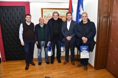 Gradonačelnik Bijeljine ugostio glumce predstave „Čudne reči“ (FOTO)