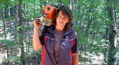 Gordana je drvosječa, nema muškarca koji može da joj “izađe na crtu”: Lakše mi da siječem drva nego da kuvam