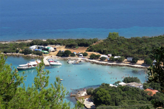 U kampu na Hvaru naplaćuju i kupanje u moru, dva evra po glavi