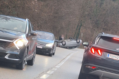 Udes kod Banjaluke, auto na krovu